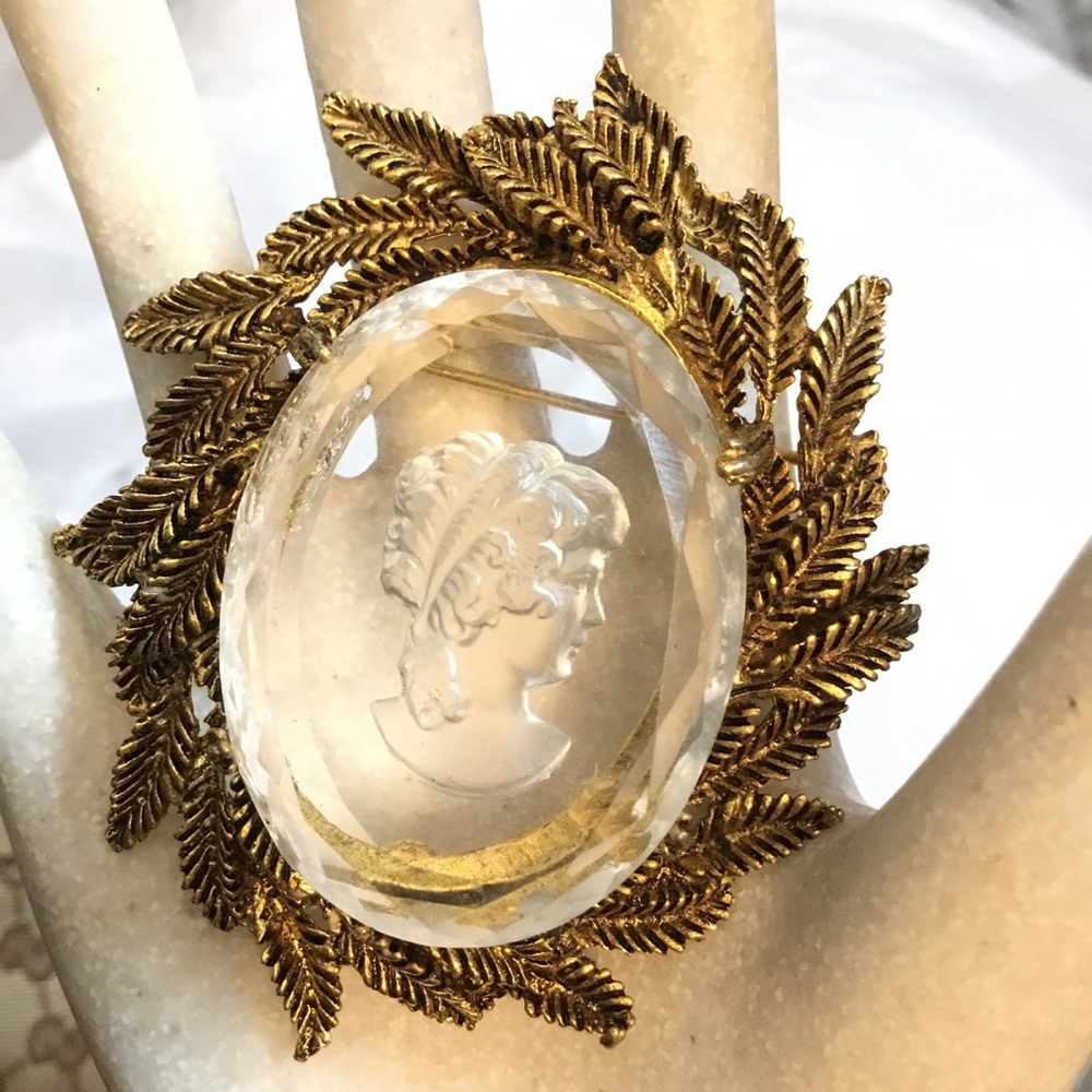 Vintage- Gold Plated Glass Cameo framed Brooch